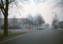 117543 Gezicht in de Lessinglaan te Utrecht, ter hoogte van de kruising met de Racinelaan.